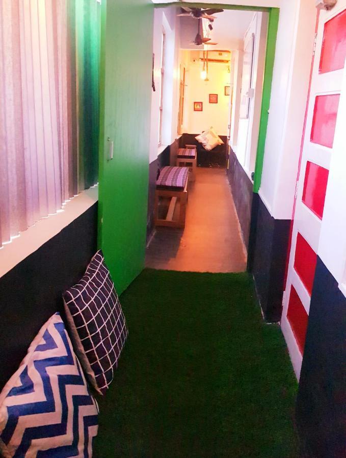 Хостел Bombay Backpackers Экстерьер фото