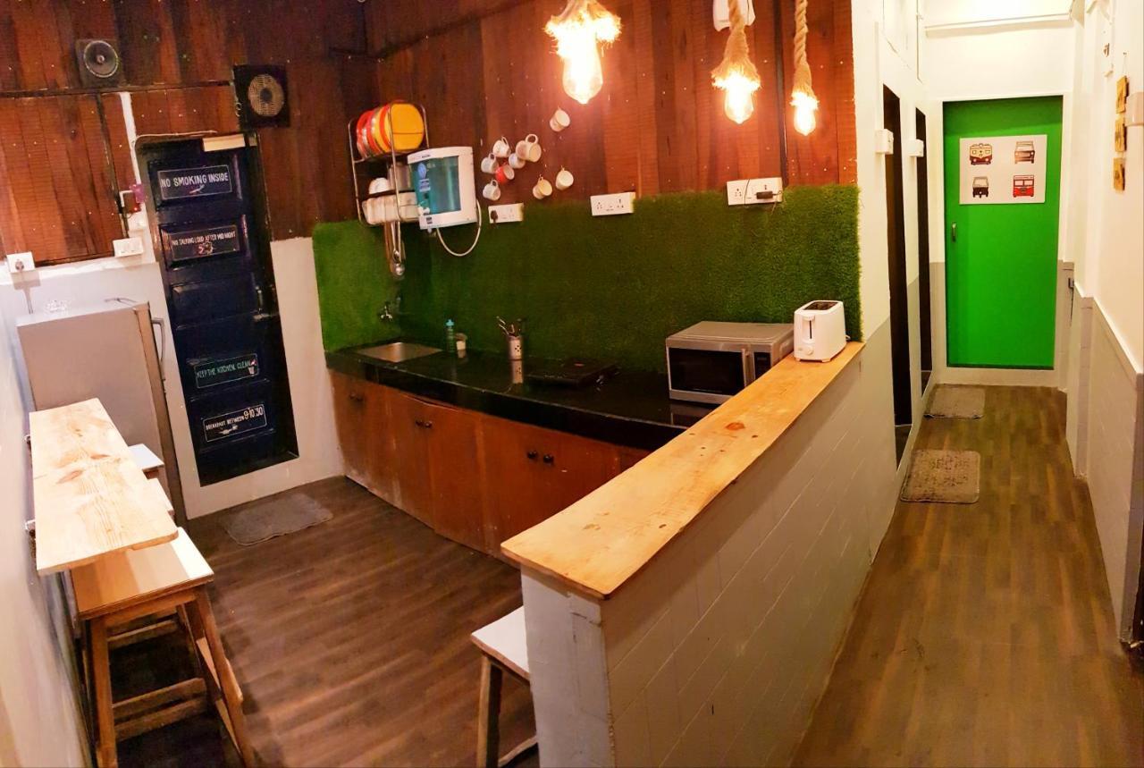 Хостел Bombay Backpackers Экстерьер фото